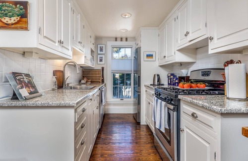 Swampscott Maison | SeaCity View: Boston Skyline & Ocean Views, Walk to Beach, Eateries, Train, Private Garden