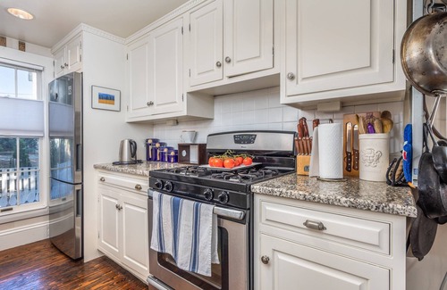 Swampscott Maison | SeaCity View: Boston Skyline & Ocean Views, Walk to Beach, Eateries, Train, Private Garden