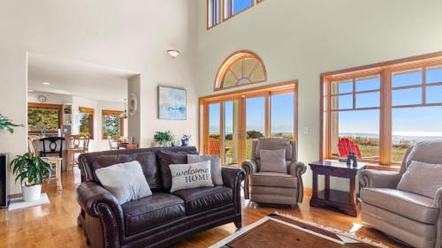 Oak Harbor Maison | Seacliff Haven Waterfront Luxury Stunning Views Hot Tub Game Room