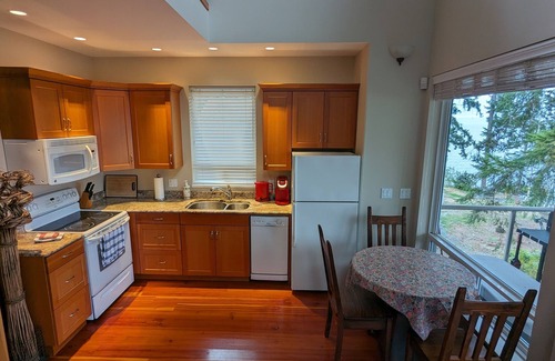 Powell River Cottage | SeaDog Oceanfront Cottage with Private Hot Tub!