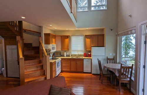Powell River Cottage | SeaDog Oceanfront Cottage with Private Hot Tub!