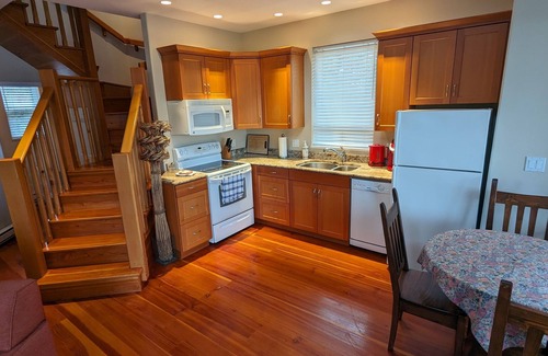 Powell River Cottage | SeaDog Oceanfront Cottage with Private Hot Tub!