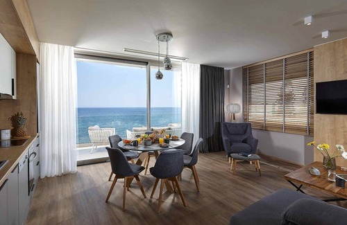 Hersonissos Centre Appartement | NOUVEAU appartement en bord de mer, familial, calme et central avec piscine à débordement