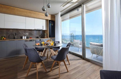 Hersonissos Centre Appartement | NOUVEAU appartement en bord de mer, familial, calme et central avec piscine à débordement