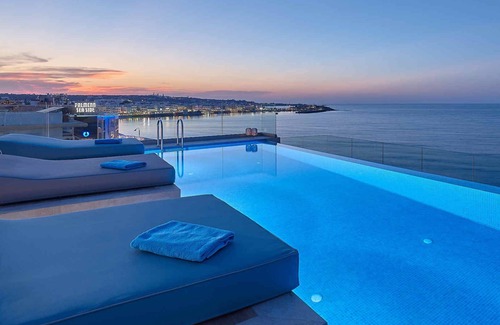 Hersonissos Centre Appartement | NOUVEAU appartement en bord de mer, familial, calme et central avec piscine à débordement