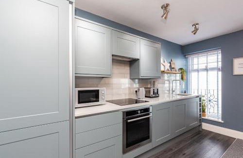 Bare Appartement | Seafront Apartment - Sleeps 6 - Gateway to the Lake District - Brand New
