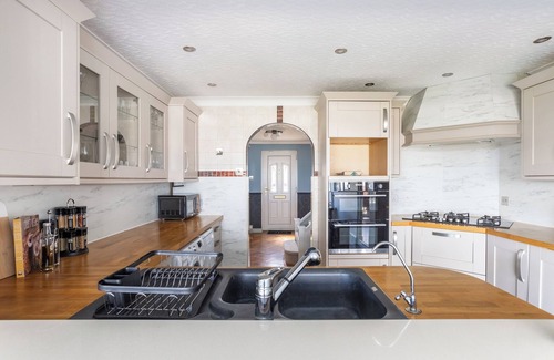 Birchington Maison | Seafront Retreat: Opulent 4BR Haven for Big Groups
