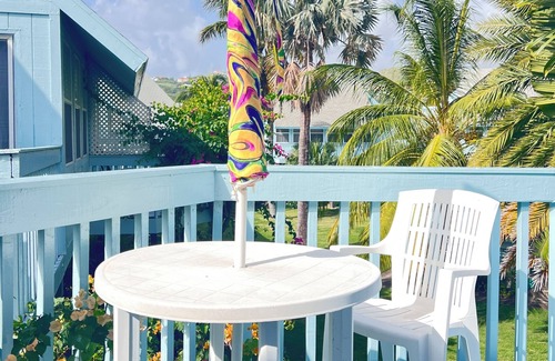 Frigate Bay Copropriété | Sealofts #18: Cozy 2-bed loft-style condo on the water with WiFi, pool and AC