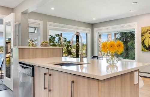 Brentwood Bay Appartement | Seas the Bay Oceanview Suite