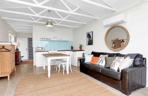 Hyams Beach Cottage | Seascape: Bright self contained studio across from Hyams Beach
