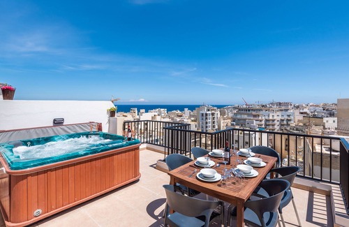 Bugibba Appartement | Seashells Penthouse Hot Tub Seaview by Getaways Malta