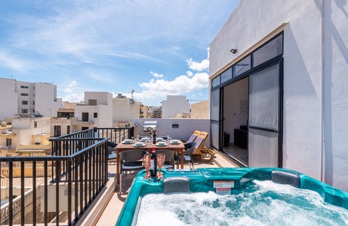 Bugibba Appartement | Seashells Penthouse Hot Tub Seaview by Getaways Malta