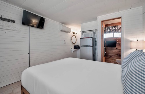 Ocean Bay Park Hôtel | Seashore Condo Hotel #19, Cozy Fire Island Escape, Near Ferry - With Bay Views and Steps from the Beach.