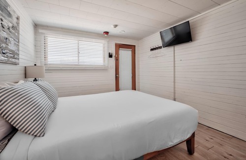 Ocean Bay Park Hôtel | Seashore Condo Hotel #19, Cozy Fire Island Escape, Near Ferry - With Bay Views and Steps from the Beach.