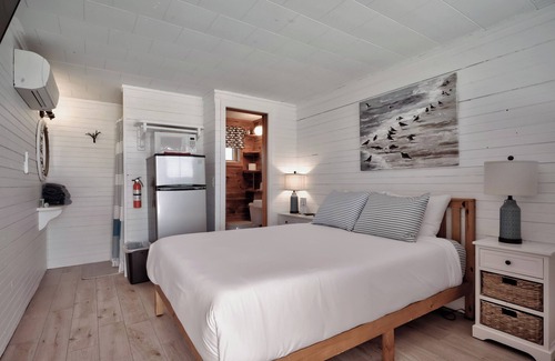 Ocean Bay Park Hôtel | Seashore Condo Hotel #19, Cozy Fire Island Escape, Near Ferry - With Bay Views and Steps from the Beach.