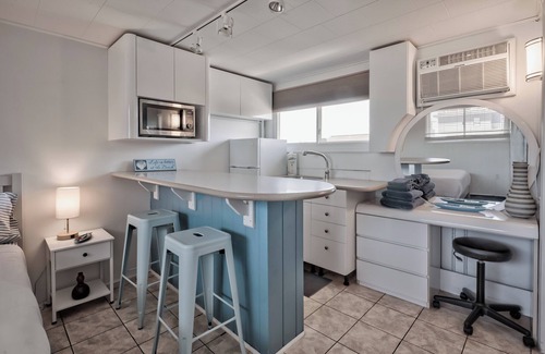 Ocean Bay Park Hôtel | Seashore Condo Hotel #20, Cozy Fire Island Escape, Near Ferry - With Bay Views and Steps from the Beach.
