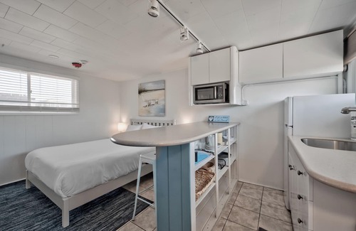 Ocean Bay Park Hôtel | Seashore Condo Hotel #20, Cozy Fire Island Escape, Near Ferry - With Bay Views and Steps from the Beach.