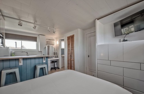 Ocean Bay Park Hôtel | Seashore Condo Hotel #20, Cozy Fire Island Escape, Near Ferry - With Bay Views and Steps from the Beach.