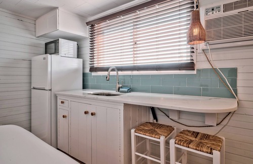 Ocean Bay Park Hôtel | Seashore Condo Hotel #21, Cozy Fire Island Escape, Near Ferry - With Bay Views and Steps from the Beach.