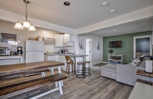 Ocean Bay Park Hôtel | Seashore Condo Hotel Two Bedroom Suite, Spacious Fire Island Escape, Near Ferry - With Bay Views and Steps from the Beach.