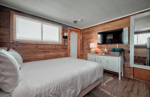 Fire Island Hôtel | Seashore Condo Hotel #24, Cozy Fire Island Escape, Near Ferry - With Bay Views and Steps from the Beach.