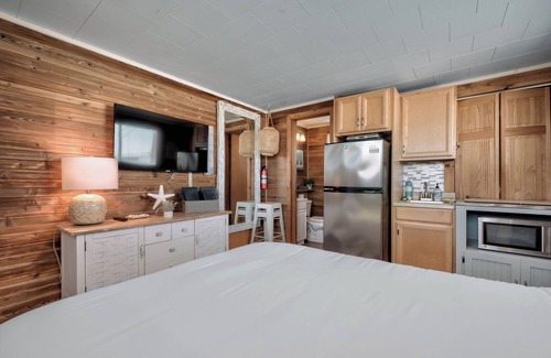 Fire Island Hôtel | Seashore Condo Hotel #24, Cozy Fire Island Escape, Near Ferry - With Bay Views and Steps from the Beach.