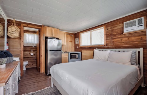 Fire Island Hôtel | Seashore Condo Hotel #24, Cozy Fire Island Escape, Near Ferry - With Bay Views and Steps from the Beach.