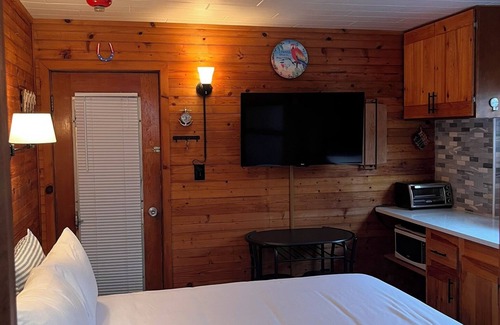 Ocean Bay Park Hôtel | Seashore Condo Hotel Junior Suite First Floor, Cozy Fire Island Escape, Near Ferry - With Bay Views and Steps from the Beach.