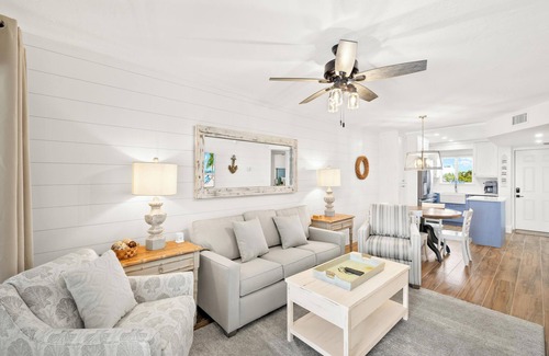 Mid Island Copropriété | Seaside 206 | Gulf-Front Condo w/ Views & Beach Access