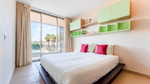 Salgados Appartement | Seaside 3BDR Flat in Salgados with Pool by LovelyStay