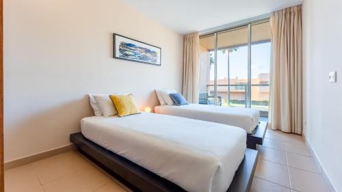 Salgados Appartement | Seaside 3BDR Flat in Salgados with Pool by LovelyStay