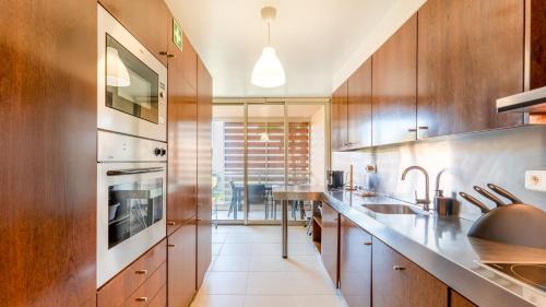 Salgados Appartement | Seaside 3BDR Flat in Salgados with Pool by LovelyStay