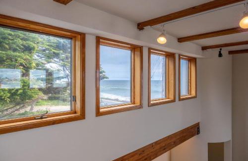 El Granada Maison | Seaside Art Gallery Loft Inspire Your Creativity with Breathtaking Views!