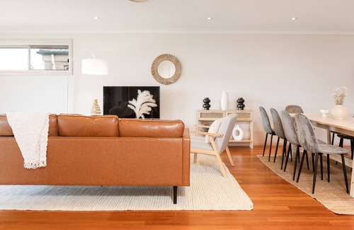 Berkeley Vale Maison | Seaside Bliss: Central Coast Waterfront Haven