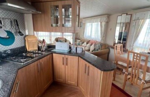 Llanrhystud Maison | Seaside Bliss for the Family: Spacious Caravan by the Sea, Sleeps 4, Perfect for Kids