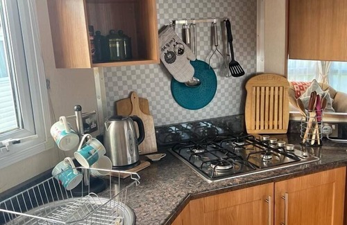 Llanrhystud Maison | Seaside Bliss for the Family: Spacious Caravan by the Sea, Sleeps 4, Perfect for Kids