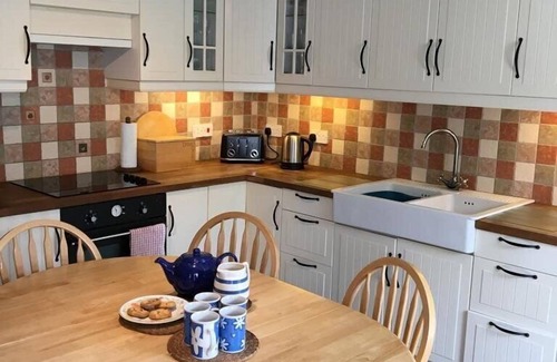 Llangranog Maison | Seaside Bliss in Llangrannog: Charming Cottage, 10 Mins from Beach, Sleeps 8, Dog-Friendly