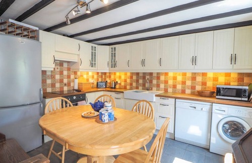 Llangranog Maison | Seaside Bliss in Llangrannog: Charming Cottage, 10 Mins from Beach, Sleeps 8, Dog-Friendly