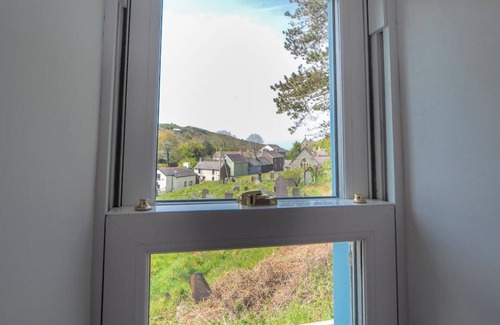 Llangranog Maison | Seaside Bliss in Llangrannog: Charming Cottage, 10 Mins from Beach, Sleeps 8, Dog-Friendly