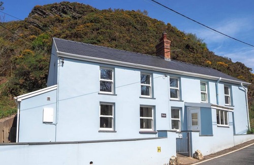 Llangranog Maison | Seaside Bliss in Llangrannog: Charming Cottage, 10 Mins from Beach, Sleeps 8, Dog-Friendly