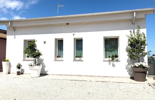 Mondolfo Appartement | SEASIDE CHALET WITH POOL