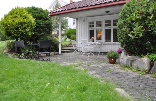Tonsberg Appartement | Seaside Comfort with Terrace - Business and Leisure Friendly
