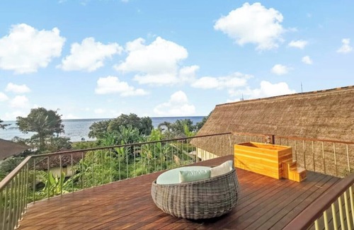 Dencarik Cabine | Seaside Designer Treehouse ~ Stunning Views ~ Pool