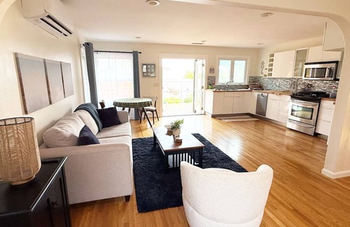 West Mesa Maison | Seaside Escape in amazing SB with Hot Tub - Pet Friendly!