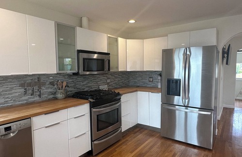 West Mesa Maison | Seaside Escape in amazing SB with Hot Tub - Pet Friendly!