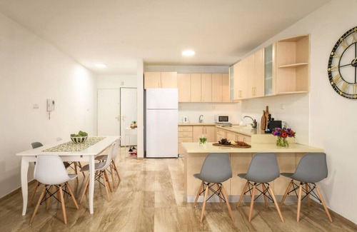 Netanya Appartement | Seaside Escape with Private Patio by Sea N' Rent