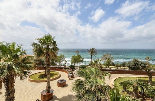 Netanya Appartement | Seaside Escape with Private Patio by Sea N' Rent