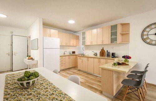 Netanya Appartement | Seaside Escape with Private Patio by Sea N Rent