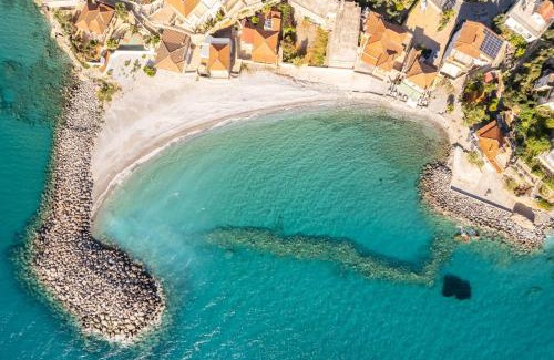 Avia Appartement | Seaside Family Haven - Avia's Spacious Getaway