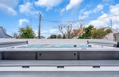 Seaside Heights Maison | Seaside Heights Home- All Season Swim Spa with Bay Views & Game room!